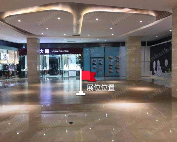 北京凤凰汇购物中心 - 二层周大福店铺前扶梯处