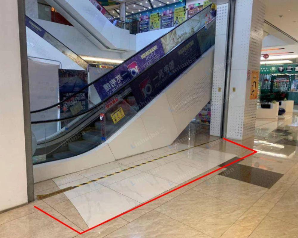 上海星雨城时代广场奉贤店 - 一楼扶梯口