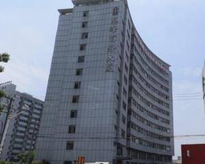 一楼大厅鱼缸前面