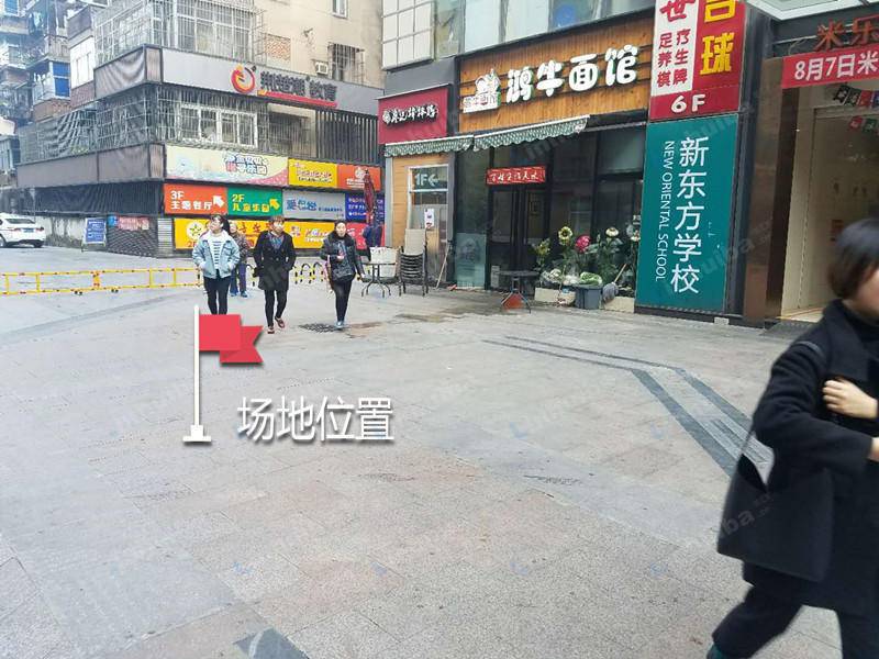 武汉中南天紫广场 - 鸿牛面馆前方