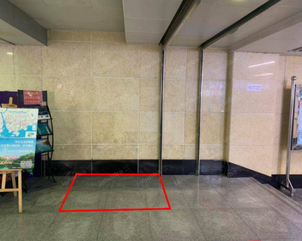 深圳市购物公园地铁站 - 卖鞋靠墙旁