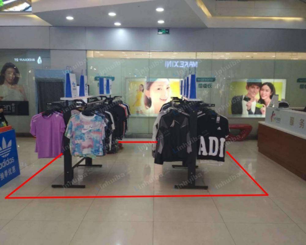 苏州今雨荟 - 中庭特卖区服务台旁
