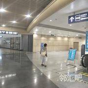 公交站台A口靠近扶梯右侧