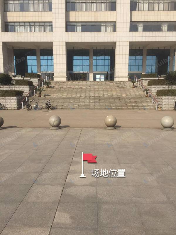 武汉纺织大学阳光校区 - 图书馆前广场