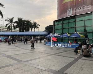 进站口左右两侧