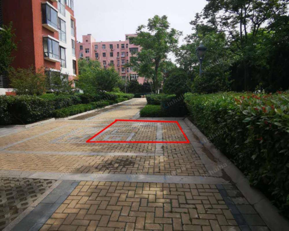 青岛锦绣华城二期 - 西门入口右侧空地