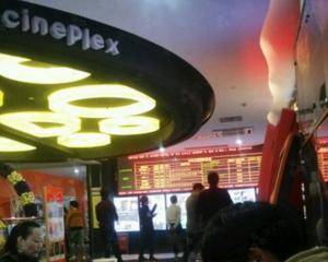 影院侯影区，收银对面，不能挡住过道，位置有标记