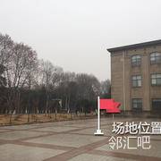 华中科技大学教学楼门前广场中央