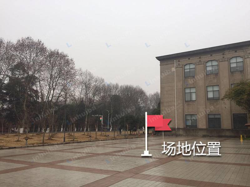 华中科技大学 - 华中科技大学教学楼门前广场中央