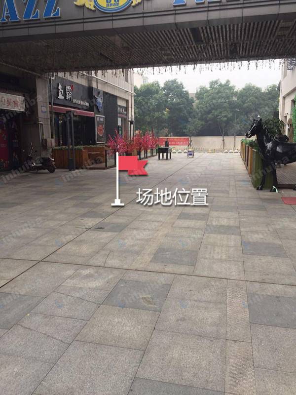 武汉光谷时尚城 - 步行街廊道下方