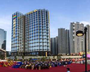 娱乐广场围栏处