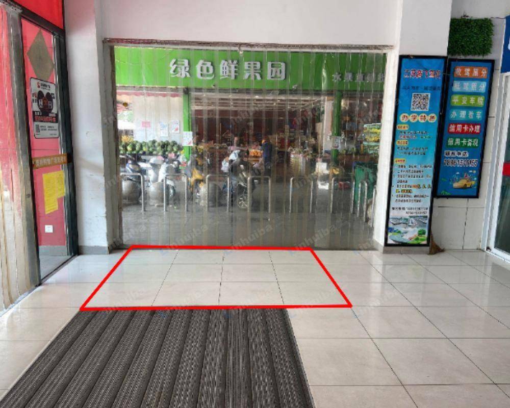 无锡美特超市 - 入口处空地