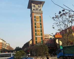 后门入口岗亭后方空地中间