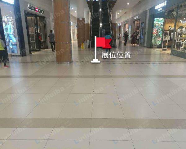 北京新业广场 - 一楼周大生店铺前