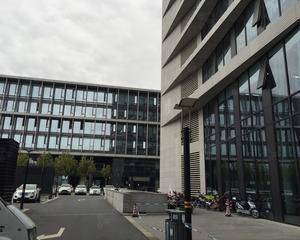 园区地下室食堂门口右侧