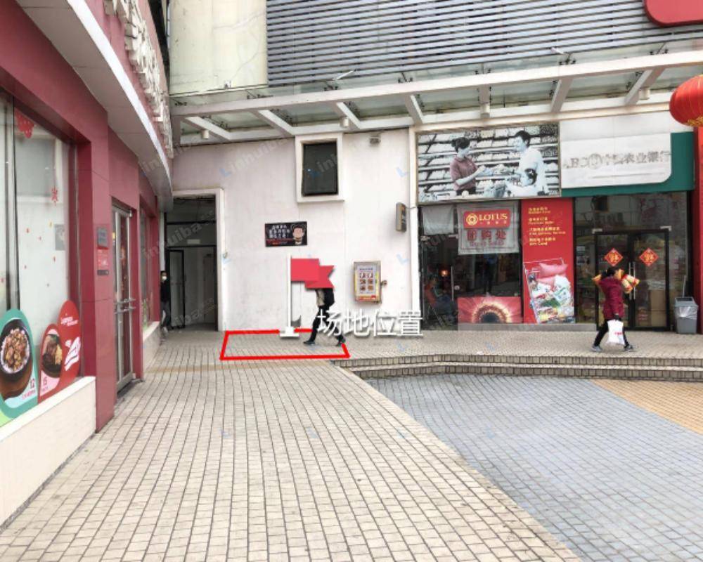 广州卜蜂莲花长兴店 - 门口美心西饼右侧空地