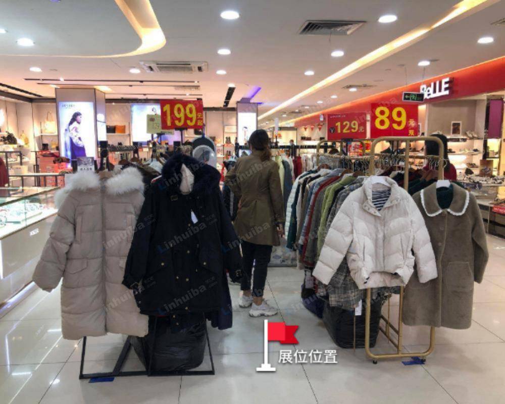 东莞嘉荣超市寮步店 - 扶梯口左侧空地