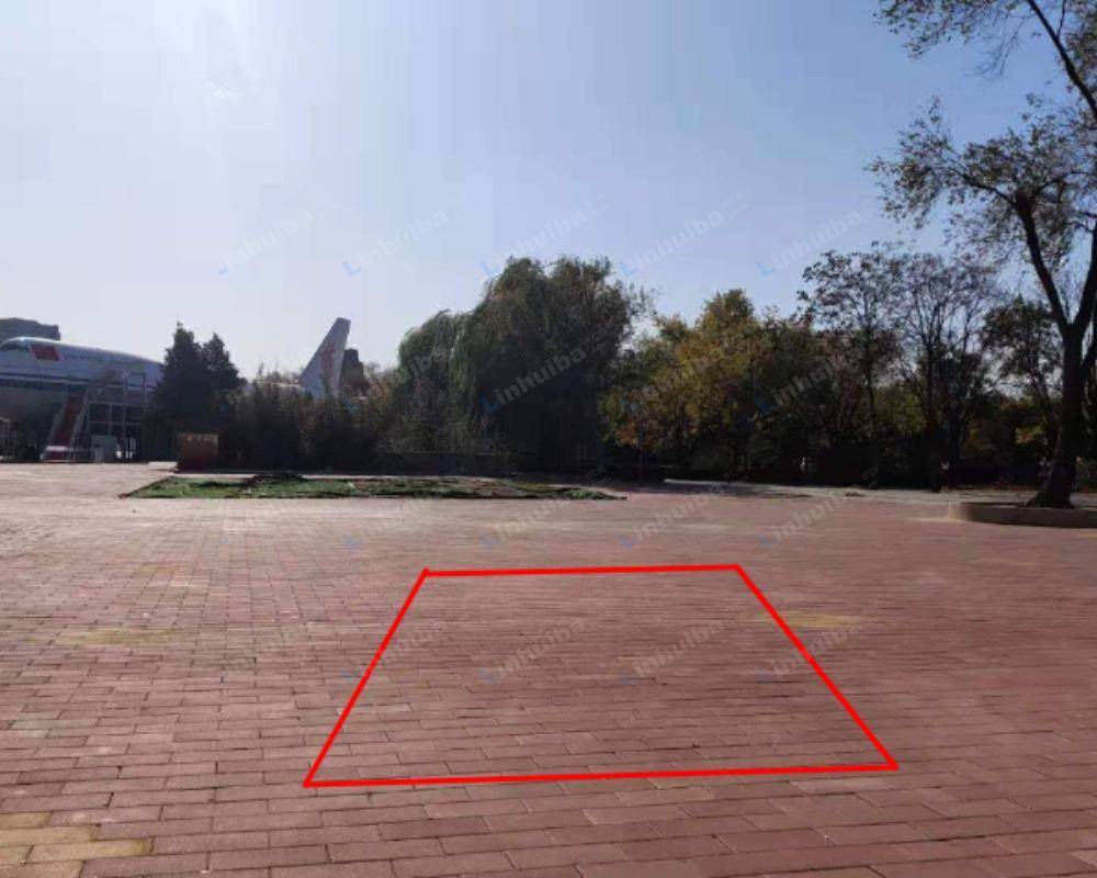 北京石景山游乐园 - 东区飞天城前广场