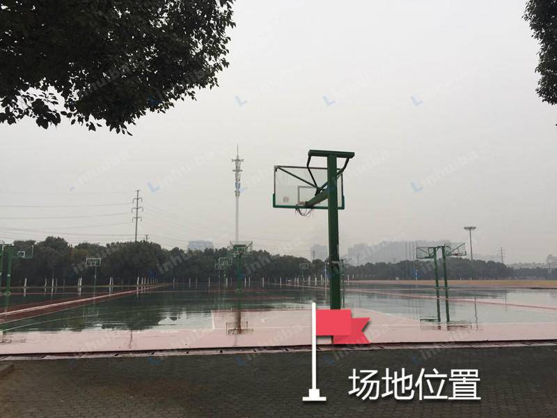 湖北经济学院 - 湖北经济学院篮球场边前面空地