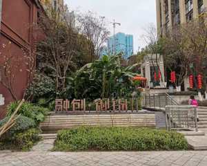 小区广场旁过道位置