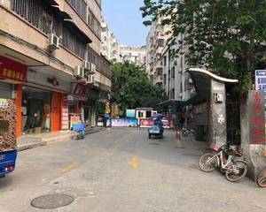 一层大门出入口旁