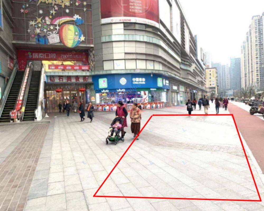 成都钻石广场 - 外广场美食街门口