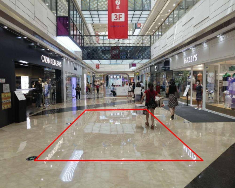 厦门湖里万达广场 - 一楼CK专卖店前连廊