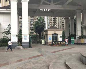 小区正大门右手旁