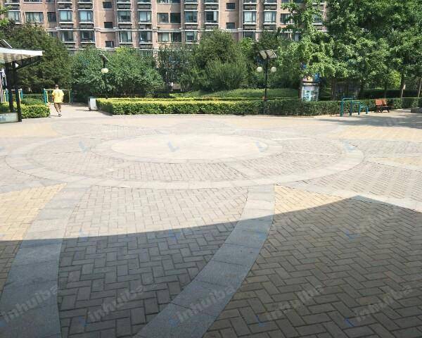北京南湖中园二区 - 中心广场凉亭前侧