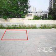 西门入口内保安亭后