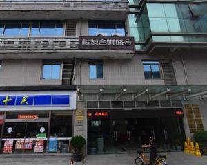 咖啡厅正门或后门