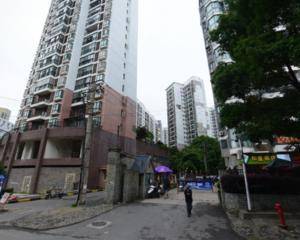 和盛世家小区靠近宣传栏附近