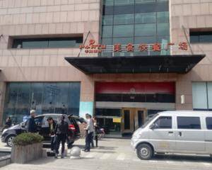 靠近水池这侧的门口处