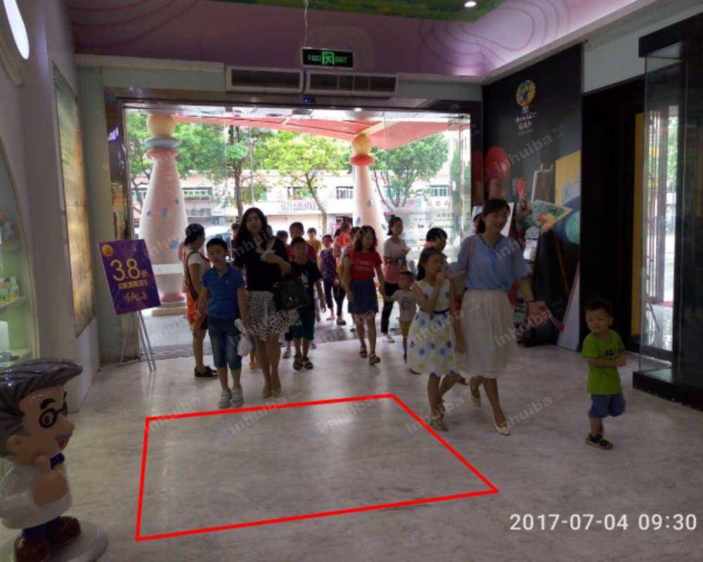深圳七巧国建安店 - 进门通道两边
