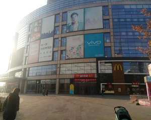 收银台斜对面扶梯处