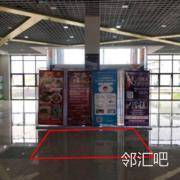 二层扶手电梯前空地