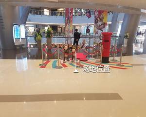 二楼手扶电梯前方空地中间