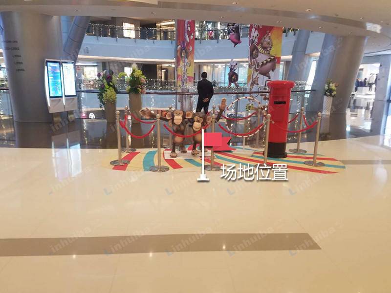 M+ - 二楼手扶电梯前方空地中间