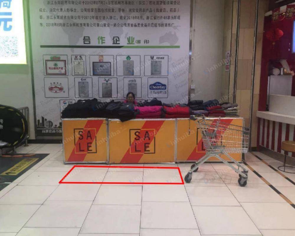 杭州永辉超市萧山宝龙店 - 下行扶梯处