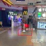手扶梯圆柱旁