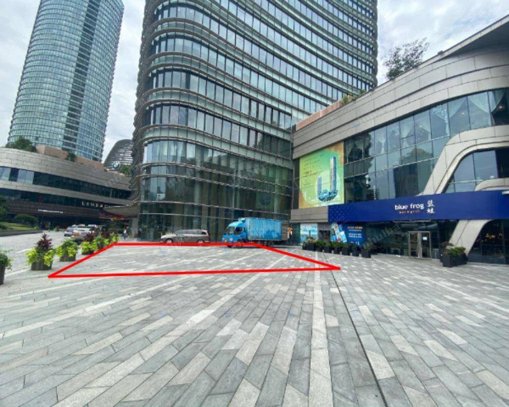 上海白玉兰广场 - 写字楼外广场