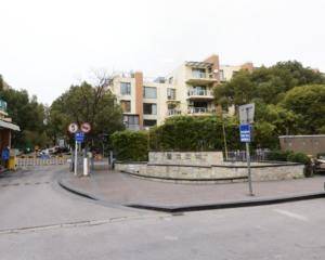 邻里中心入口台阶处