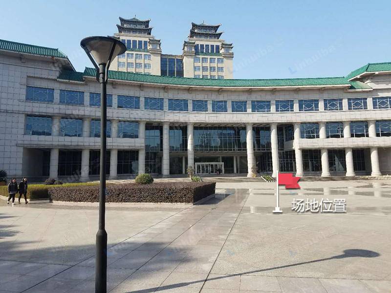 中南民族大学 - 图书馆前方
