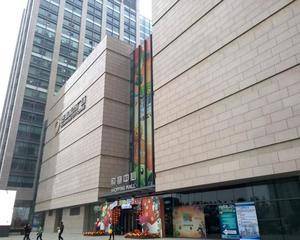 泛海国际广场写字楼一楼中庭进门中央