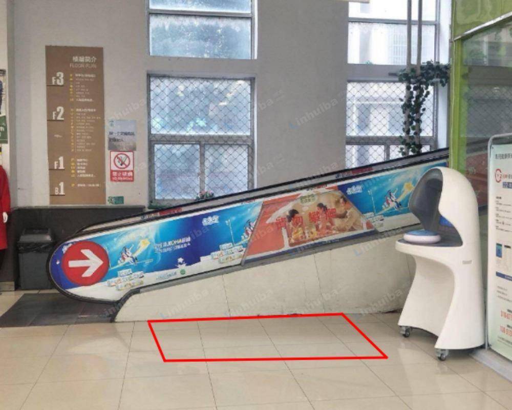 杭州物美超市富阳店 - 一楼电梯入口处