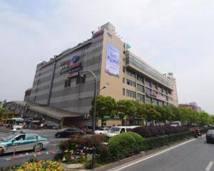 一楼手扶梯入口处