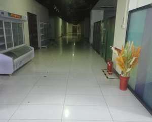 主通道灭火器旁