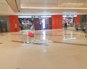 五楼中庭空地中间