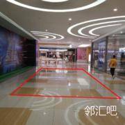 一层星巴克店铺旁过道