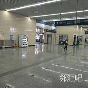 大厅E口自助饮料机前侧